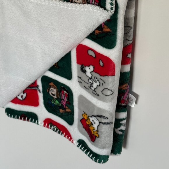 Peanuts Winter Reversible decorative Throw | Snoopy and the gang Christmas Throw - Picture 6 of 8